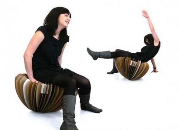 Сидеть и качаться! Необычный творческий стул-качалка из картона фото